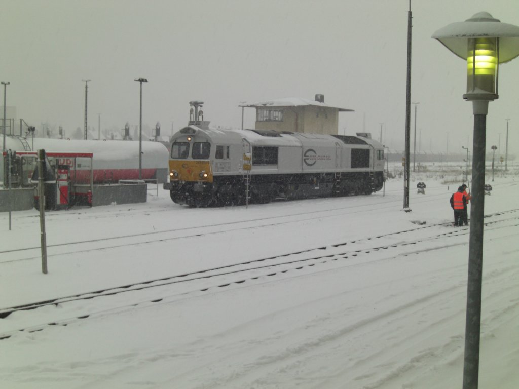 Wintereinbruch am 1. Dezember 2010 in Mhldorf/Inn. Die Class 77 Lok
247 059-9 hat gerade aufgetankt. Die beiden Bahnarbeiter befreien
soeben eine Weiche vom Schnee.