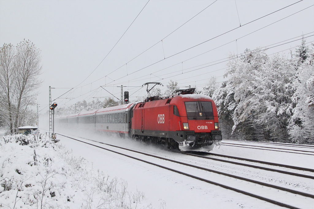 Wintereinbruch im Oktober! 1116 068 ist am 28.10.2012 mit EC 111 in winterlicher Landschaft auf dem Weg Richtung Salzburg. Aufgenommen zwischen Haar und Vaterstetten (Nhe Mnchen).