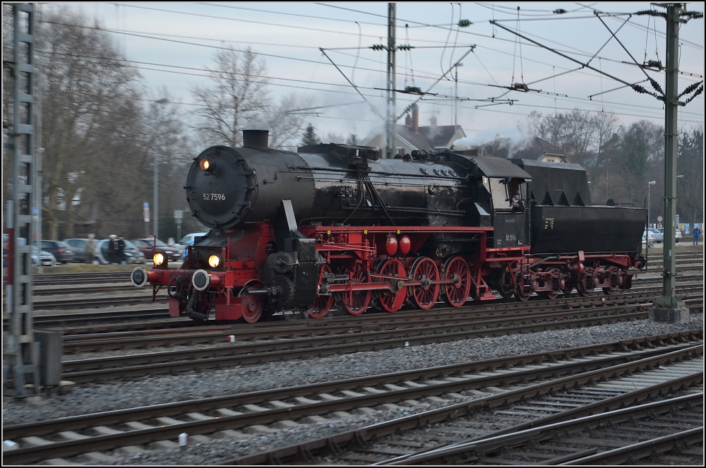 Winterfahrt zu den Eidgenossen (IV). Die Nacht dräut den Fotografen und die 52 der Eisenbahnfreunde Hohenzollern macht sich parat für ihre Zugleistung nach Rottweil. Zur Übernahme des Zuges fährt sie ans deutshce Ende des Bahnhofs Konstanz.