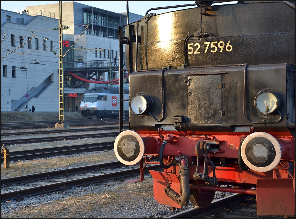 Winterfahrt zu den Eidgenossen (V). In der Wintersonne die 52 der Eisenbahnfreunde Hohenzollern gegenüber der SBB-Alltag. (Konstanz, 12.02.2011)