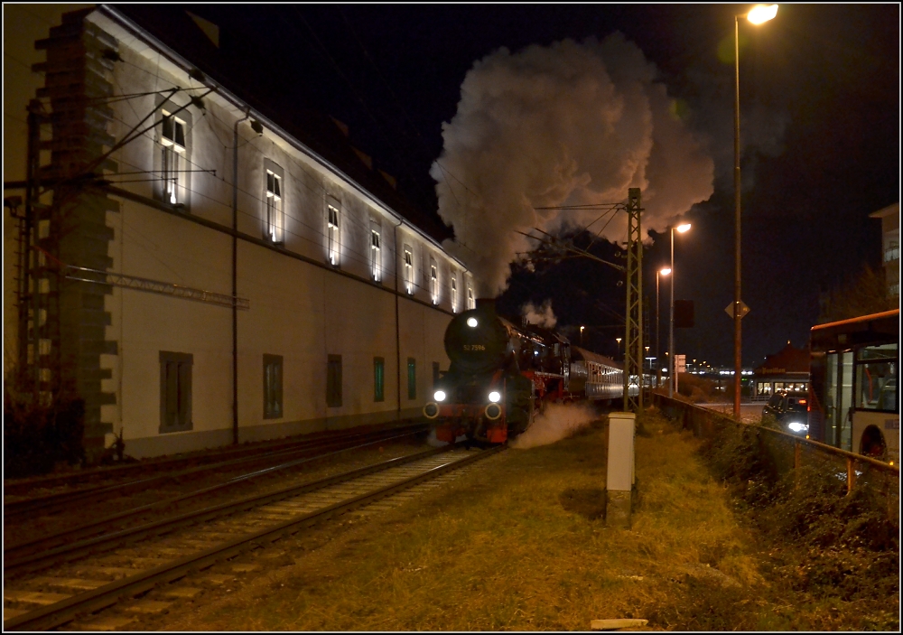 Winterfahrt zu den Eidgenossen (VIII). Erst im Schutz der Nacht geht es wieder nach Hause. Die 52 der Eisenbahnfreunde Hohenzollern vor noch historischerer Kulisse, dem Konzilgebäude in Konstanz. (12.02.11)