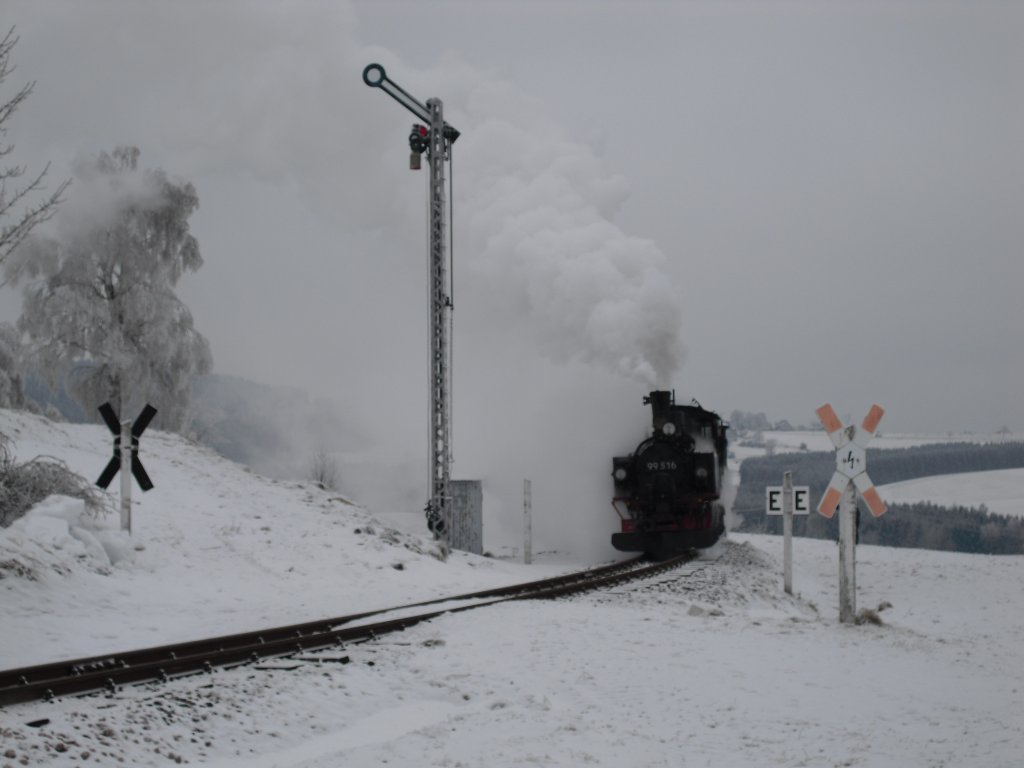 Winterferiendampf 2011 in Schnheide. Am 20.02.11 ist 99 516 bei der Einfahrt in Schnheide zusehen, bei eisigen -10 Grad.