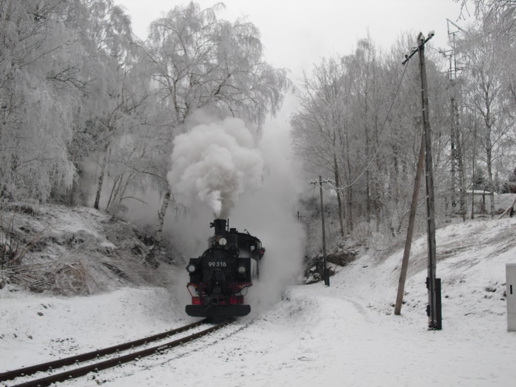 Winterferiendampf 2011 in Schnheide. Am 20.02.11 ist 99 516 bei der Abfahrt in Neulehn zusehen.