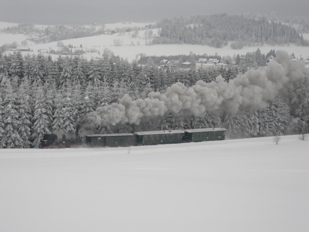 Winterferiendampf in Schnheide, am 13.02.10. 99 582 ist auf dem Weg von Neuheide nach Sttzengrn.