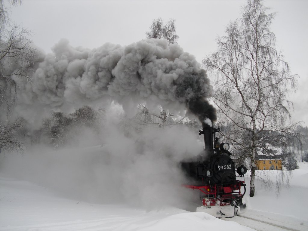 Winterferiendampf in Schnheide, am 13.02.10. 99 582 ist in der Steigung von Neuheide nach Schnheide unterwegs.