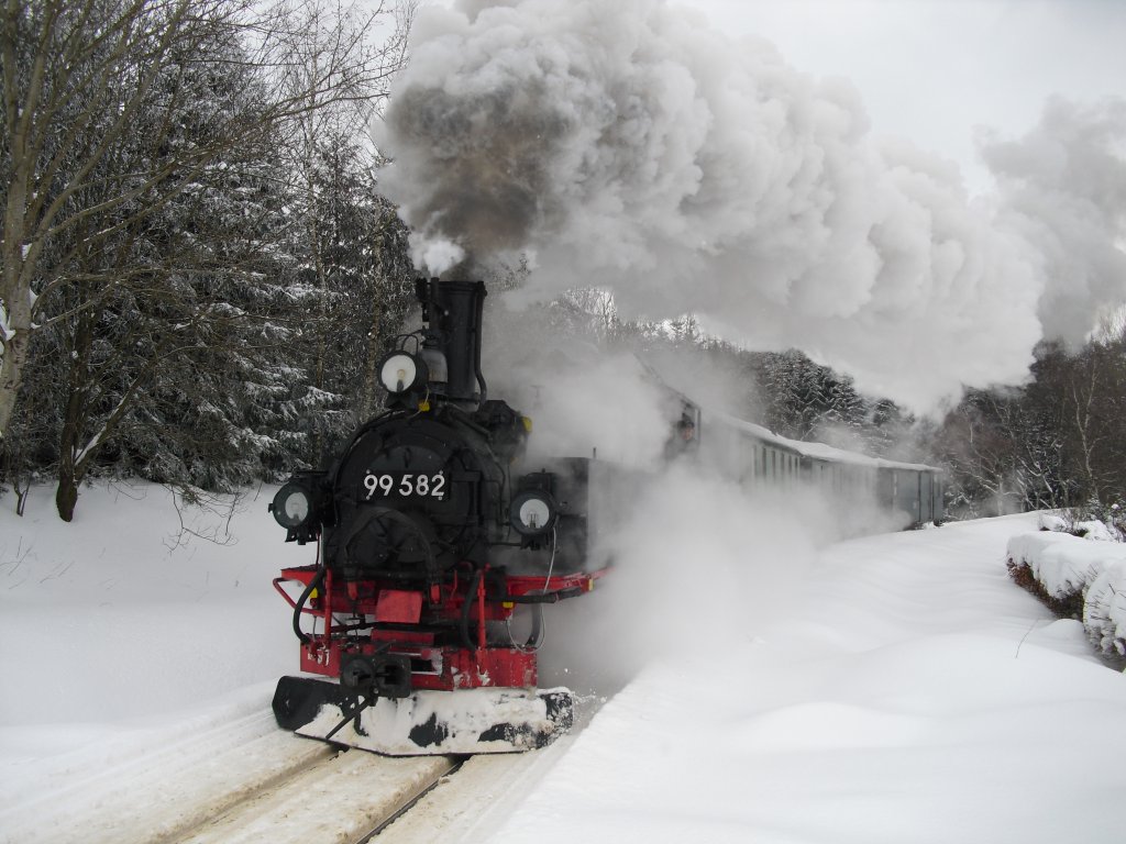 Winterferiendampf in Schnheide, am 14.02.10. 99 582 ist in der steigung von Neuheide nach Schnheide unterwegs.