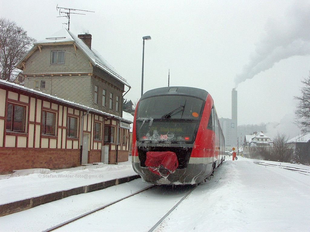 Winterfoto von 642005 im Bahnhof Blankenstein an der Saale. Hinten die bekannte Zellstoff-Fabrik, die sehr froh wre, wenn die Strecke hinter dem Fotografen am Bahnhofsende wieder wie frher nach Bayern fhren wrde....

Falls hier einer den frheren grossen Schornstein aus DDR-Zeiten vermisst: Der wurde in 2009 abgetragen......
Foto vom 10.01.2010.