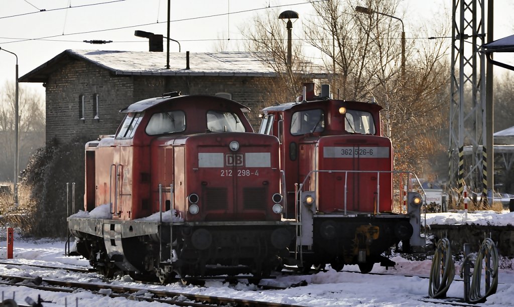 Wintergast 212 298 und 362 526 in Pausenposition im Bhf Stralsund am 02.01.2011