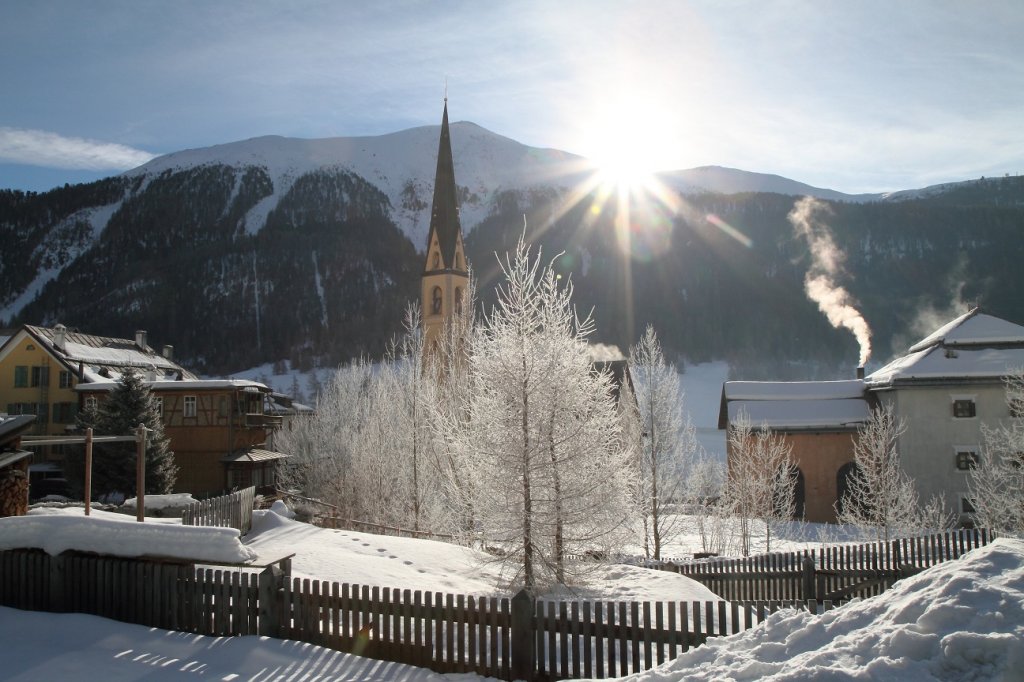 Winteridylle im Bahnhof von S-chanf (Engadin). Aufgenommen aus dem Nostalgiezug mit Ge 4/6 353 am 23. Januar 2011.