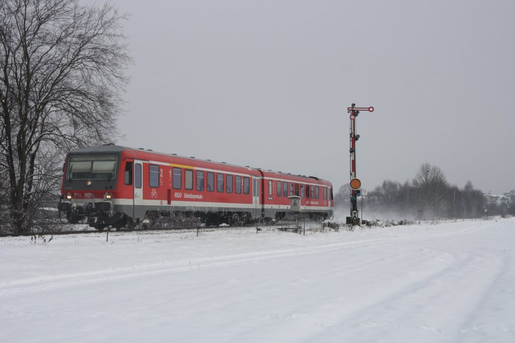 Winterimpression kurz hinter Alttting: 628 560 macht sich auf den Weg Richtung Mhldorf (Oberbay). Sichtung am 03.12.10