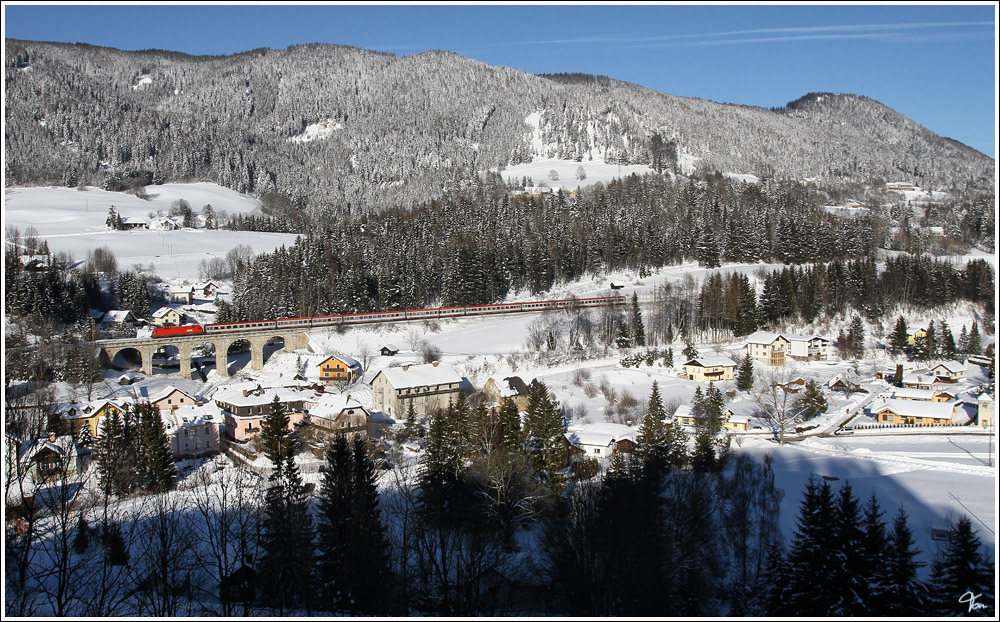Winterimpression vom Semmering - Ein Taurus zieht IC 653 ber das Steinhaus Viadukt auf der Semmering Sdrampe.
Steinhaus 27.1.2011