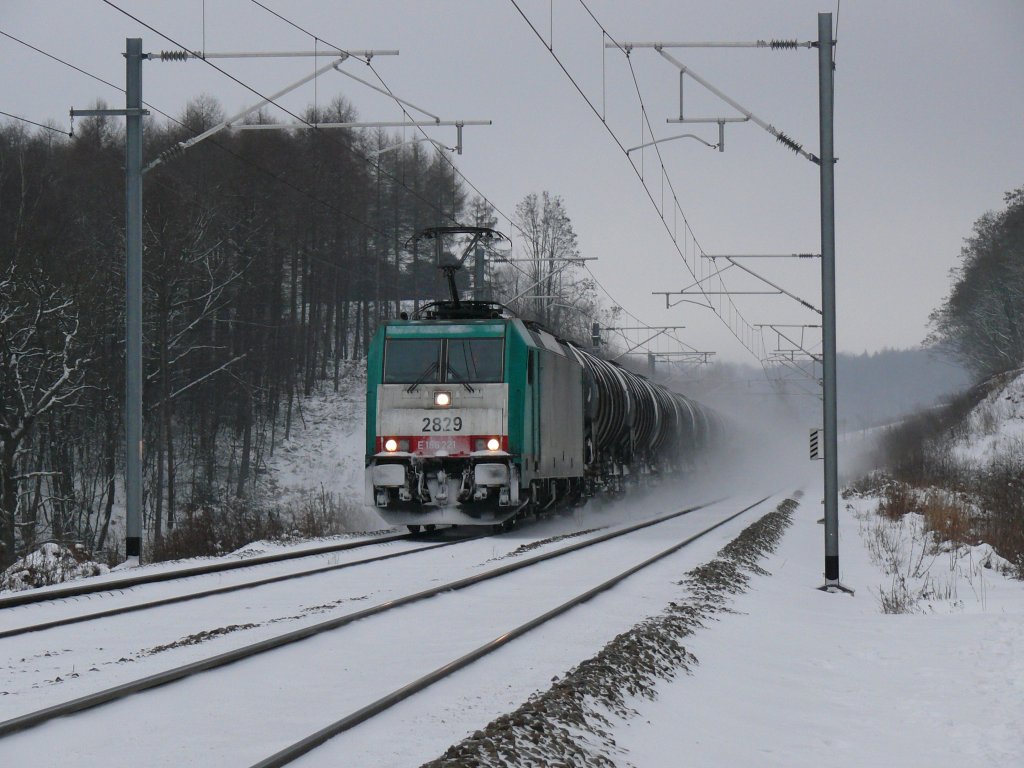 Winterimpressionen aus Ostbelgien. Cobra-Lok 2829 mit einem Kesselwagenzug im Wald bei Moresnet-Chapelle von Aachen-West kommend in Richtung Montzen. Aufgenommen am 09/01/2010.