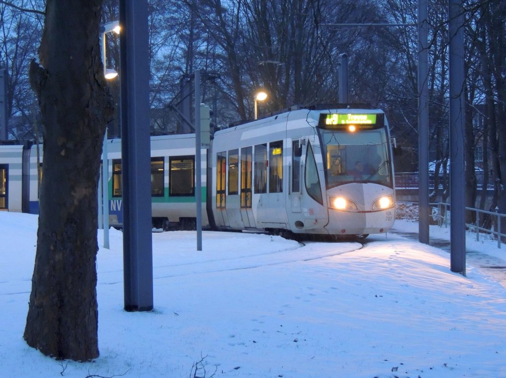Winterlicher, kalter Abend, die RT9 startet endlich die nchste Tour Richtung Treysa (Wendeschleife Leipziger Platz am 23.2.2013). 