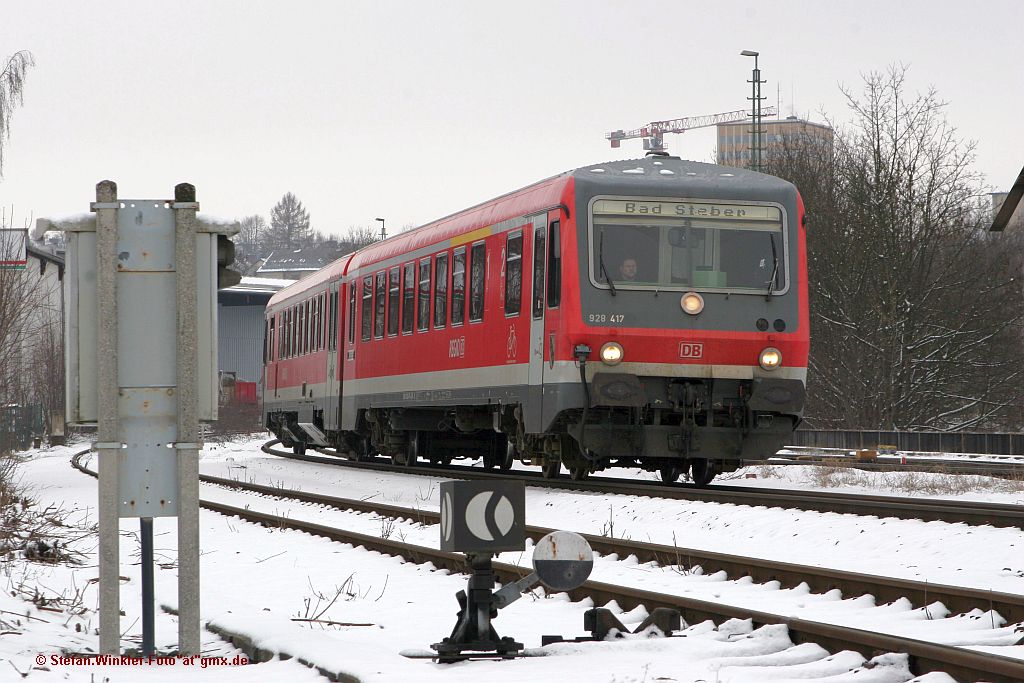 Winterlicher Schuss auf diesen 628er, der von Bad Steben kommend gerade die ersten Weichen von Hof Hbf erreicht. Der Fotograf steht am Zuweg zur Kleingartenanlage. Es ist der letzte Einsatzwinter auf dieser Strecke....