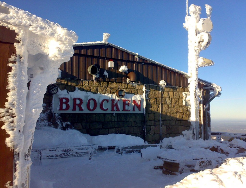 Winterliches Stationsschild am Bahnhofsgeb�ude der HSB auf dem Brocken,am 23.12.2009