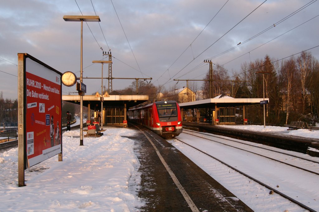 Wintermorgen in Essen-Steele. 422 014 fhrt als S9 nach Wuppertal Hbf gerade wieder ab. Wenn die Kamera nicht gestreikt htte gbs stattdessen hier ein Photo wo der Zug nher ist, aber mir gefllt es auch so. 14.01.2010