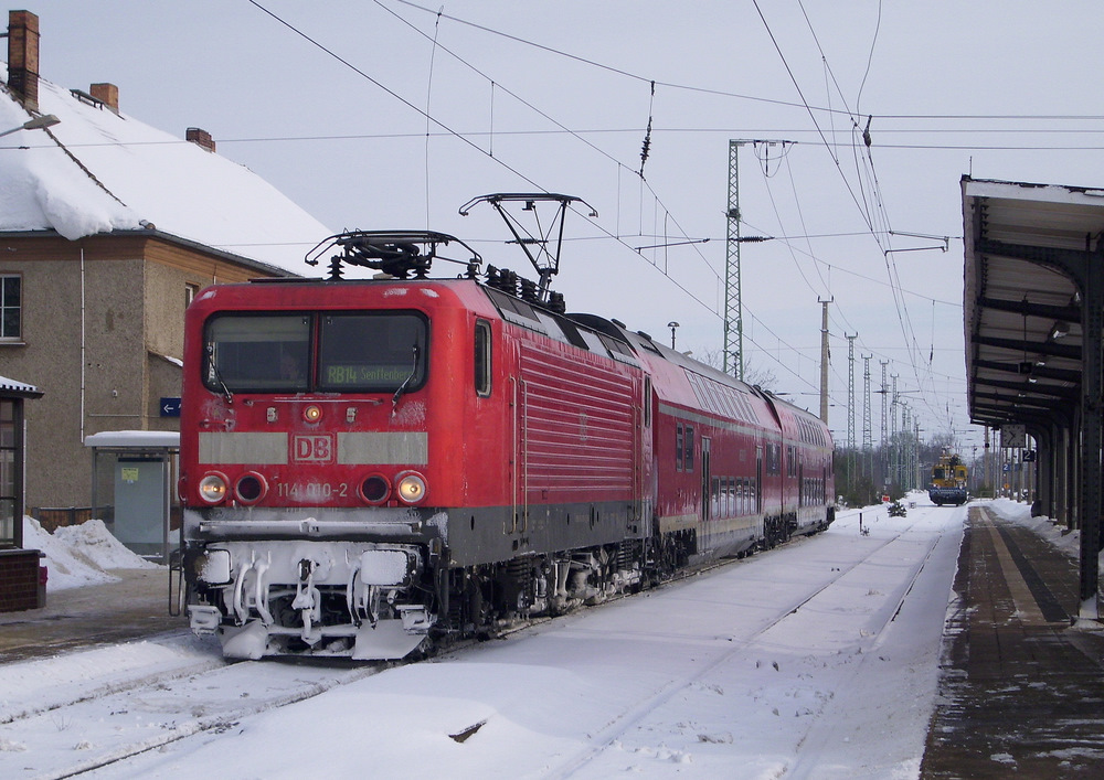 (Winterrckblick 2009/10) 114 010-2 hatte am 02.02.2010 die Aufgabe die RB14 von Calau nach Senftenberg zu schaffen. Hier in Calau(Nl).