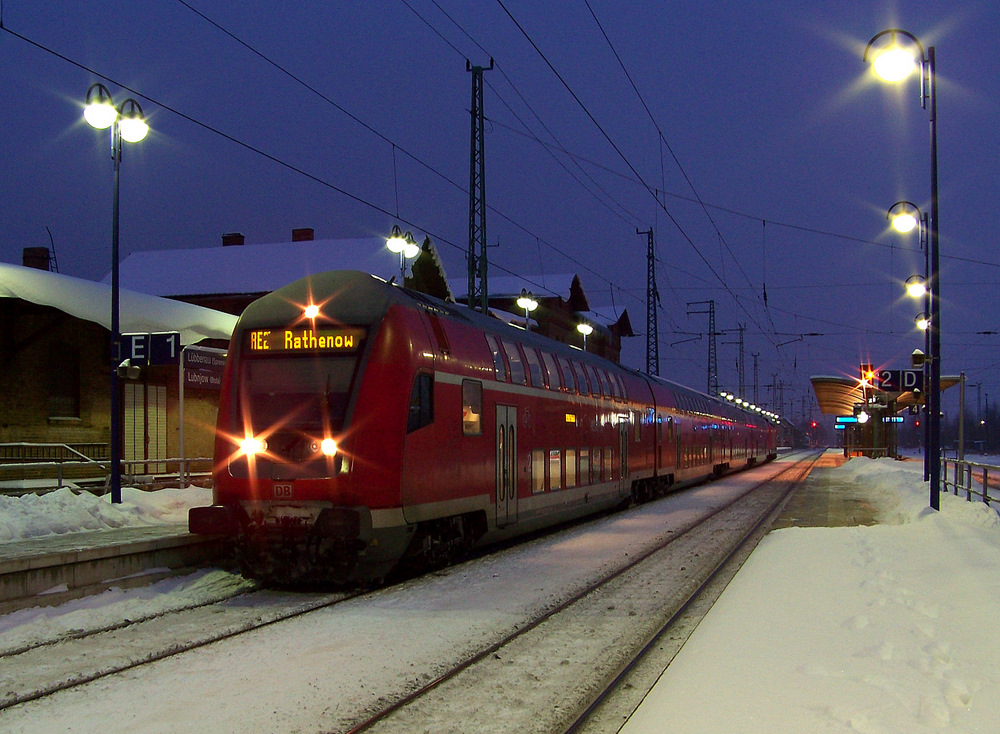 (Winterrckblick 2009/10) Am 14.01.2010 kommt hier der RE2 von Cottbus nach Rathenow mit Steuerwagen voraus. Er steht in Lbbenau/Spreewald zur ABfahrt bereit.