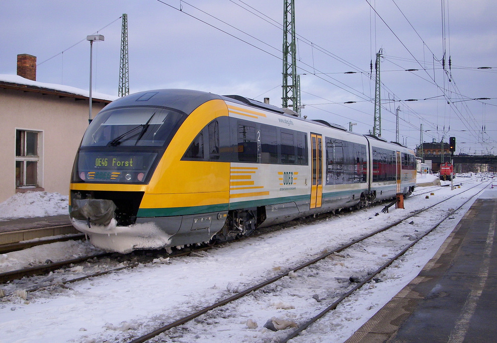 (Winterrckblick 2009/10) Ein Desiro der ODEG musste auch im Schnee ran. Hier befrdert sie gerade die OE46 nach Forst(Lausitz). Cottbus den 01.02.2010