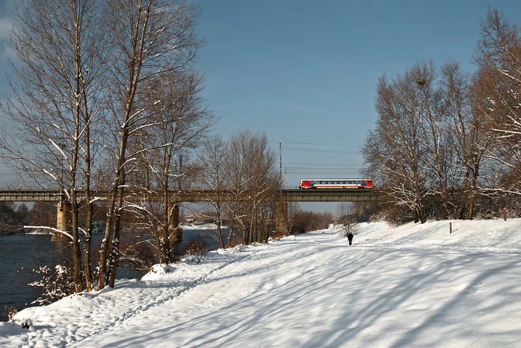 Wintersport auf der Wiener Donauinsel. W�hrend der Langl�ufer seine Runden zieht, ist R 2568 Richtung Marchegg unterwegs. Die Aufnahme entstand am 04.12.2010.
