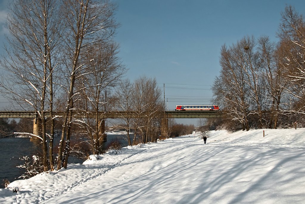 Wintersport auf der Wiener Donauinsel. Whrend der Langlufer seine Runden zieht, ist R 2568 Richtung Marchegg unterwegs. Die Aufnahme entstand am 04.12.2010.