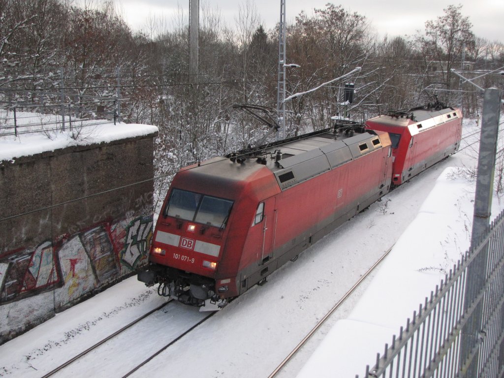 Winterwandern durch den Berliner Stadtforst/Kpenik ,hier am Abzweig OG auf einem alten Brckenviadukt augenommen die Nachtzuglokomotiven von Lichtenberg nach Rummelsburg mit Kopfmachen in EG.