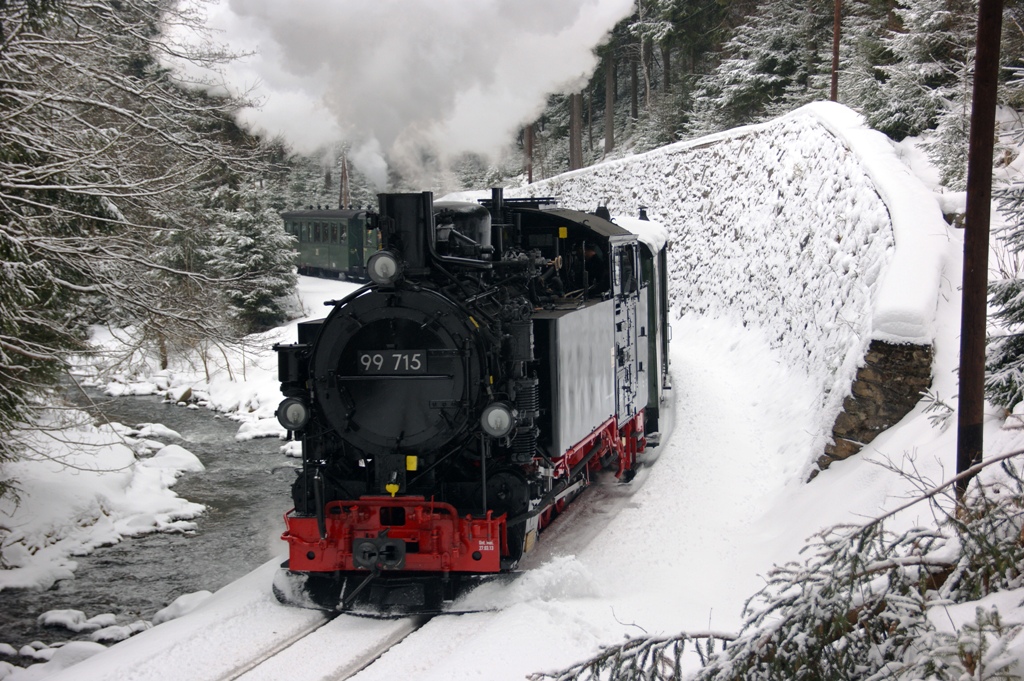 Winterwetter zu Ostern im Schwarzwassertal. 99 715 am 29.3.2013.