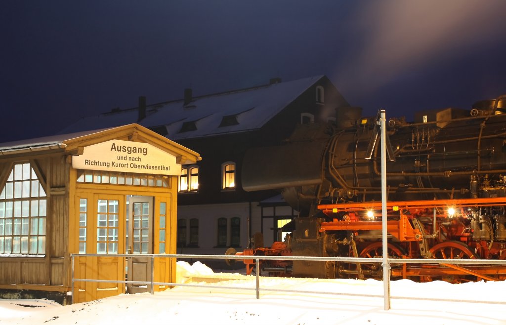 Winterzauber im Bahnhof Cranzahl. Am 18.12.2011 wartet 52 8154-8 auf dem Abfahrtsbefehl.