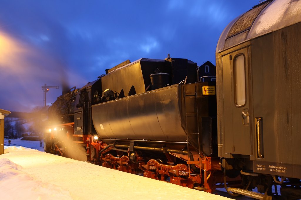 Winterzauber im Bahnhof Cranzahl. Am 18.12.2011 wartet 52 8154-8 auf dem Abfahrtsbefehl. Da der Zug noch lngere Zeit stand, bot sich die Gelegenheit, etwas zu experimentieren.

