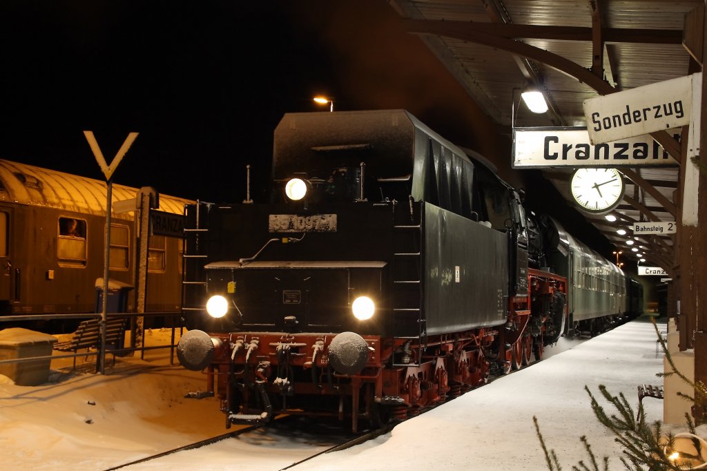 Winterzauber im Bahnhof Cranzahl. Am 18.12.2011 wartet 35 1097-1 auf dem Abfahrtsbefehl. Da der Zug noch einige Zeit stand, bot sich die Gelegenheit, etwas zu experimentieren. 

