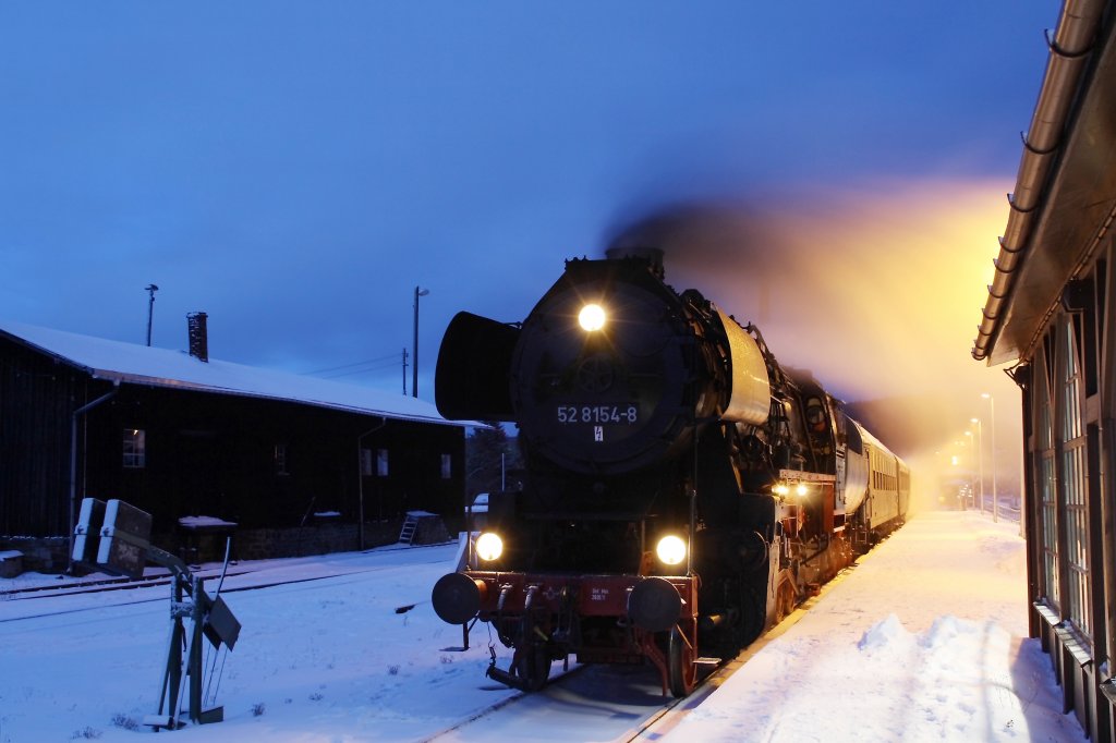 Winterzauber im Bahnhof Cranzahl. Am 18.12.2011 wartet 52 8154-8 auf dem Abfahrtsbefehl. 

