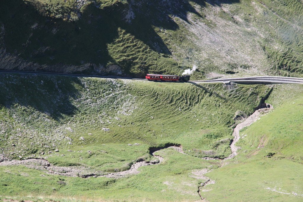 Winzig klein der Zug,der auf seiner Bergfahrt mit max.9km/h die z.T 250/promille Steigung erklimmt.27.08.12