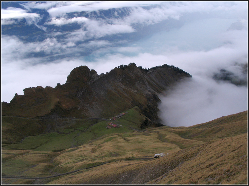 Winzig - 

Nur sehr winzig ist die Dampfwolke der kleinen Lok der BRB im Vergleich zu den Nebelwolken über dem Brienzer See, der hier mal ein bisschen zeigte. 

30.09.2012 (G)