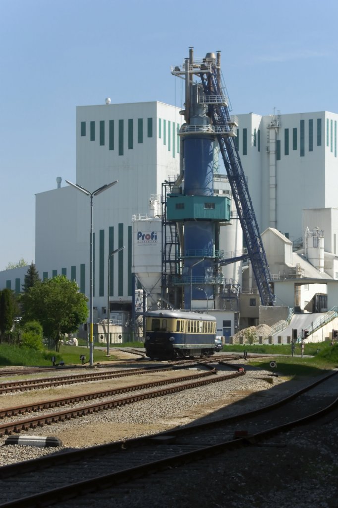 Winzig wirkt der 5042 vor der Kulisse des m�chtigen Kalkwerks in Ernstbrunn (07.05.2011)