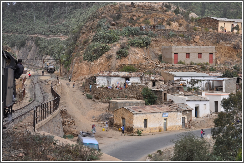 Wir erreichen Arbaroba, dessen Einwohner uns fr die Rckfahrt als Statisten dienen und begeistert an der Bahnfahrt nach Shegerini teilnehmen. (02.02.2012)