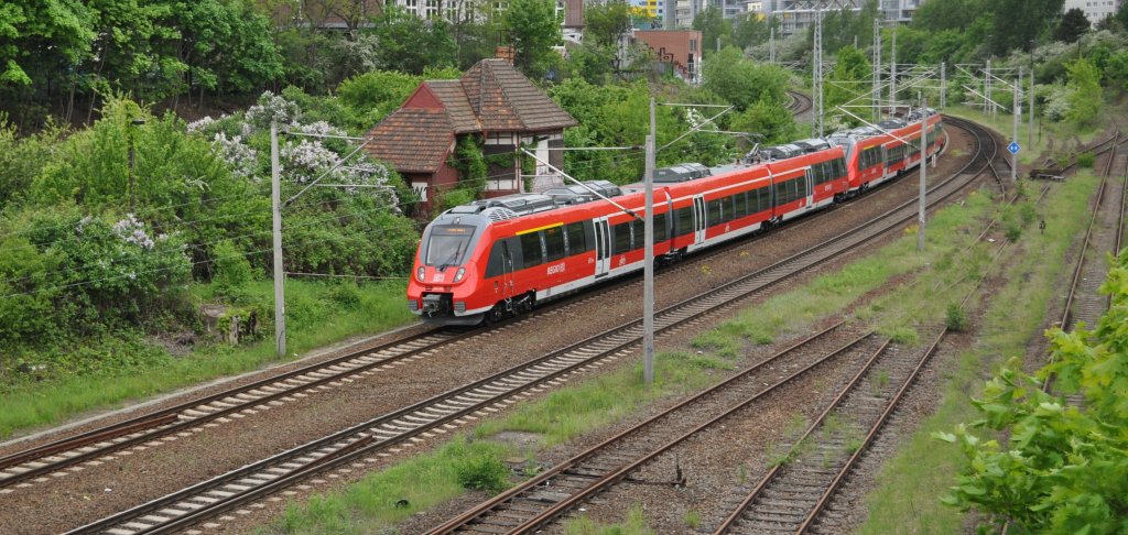 wir mssen uns erst an dieses neue Erscheinungsbild am Berliner Eisenbahnhimmel gewhnen ,hier ein Talent in Frankfurter Alee ehem W1 (Stn)nach der Probefahrt von der  Baustelle BER .