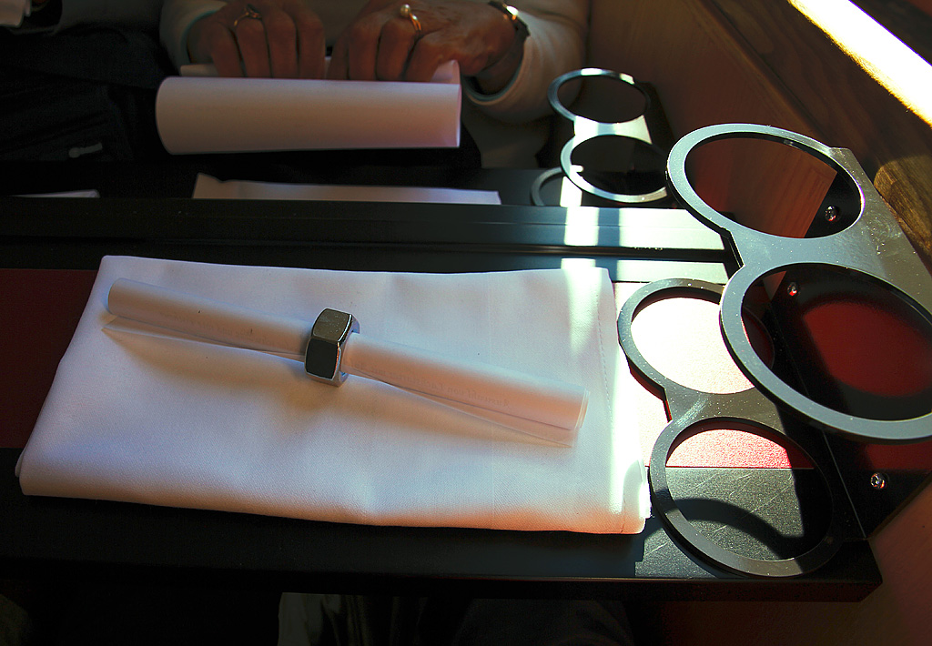 Wir nehmen Platz im  Salon Rouge -Wagen, der uns noch einiges an berraschungen bieten wird. Fr originell halten wir den Serviettenring, eine BRB-Schraubenmutter, worin zwar nicht das Tuch, sondern die Menkarte eingewickelt ist. Die Glashalter (rechts) feiern erst noch Premiere an der heutigen BRB-Prsentationsfahrt vom 09. August 2010, 10:25