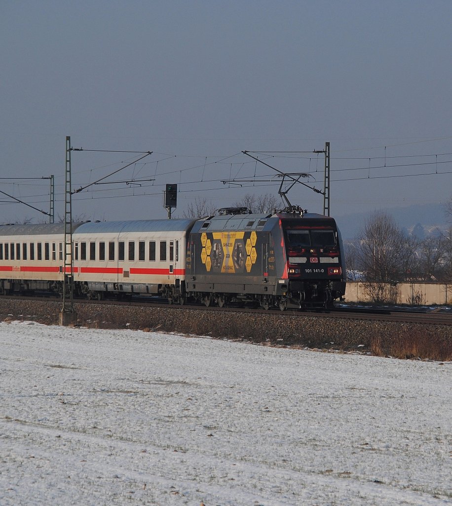 Wir schreiben den 30.01.2011.  Die 101 141  Gegen Hass und Gewalt  zog den IC 2208, whrend hingegen die 101 016  Unicef  den Zug nachschob. So gesehen auf der Frankenwaldbahn. Ich freute mich riesig, weil ich beide bis dahin noch nie fotographieren konnte.