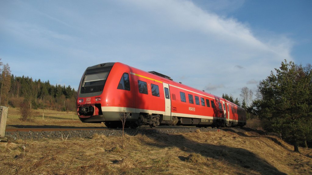 Wir schreiben den 6. Februar 2011, als sich wieder einmal ein 612 in die Bad Stebener 628-Plne hineinmogelte. Das Bild entstand ca. einen Kilometer vor Bad Steben.