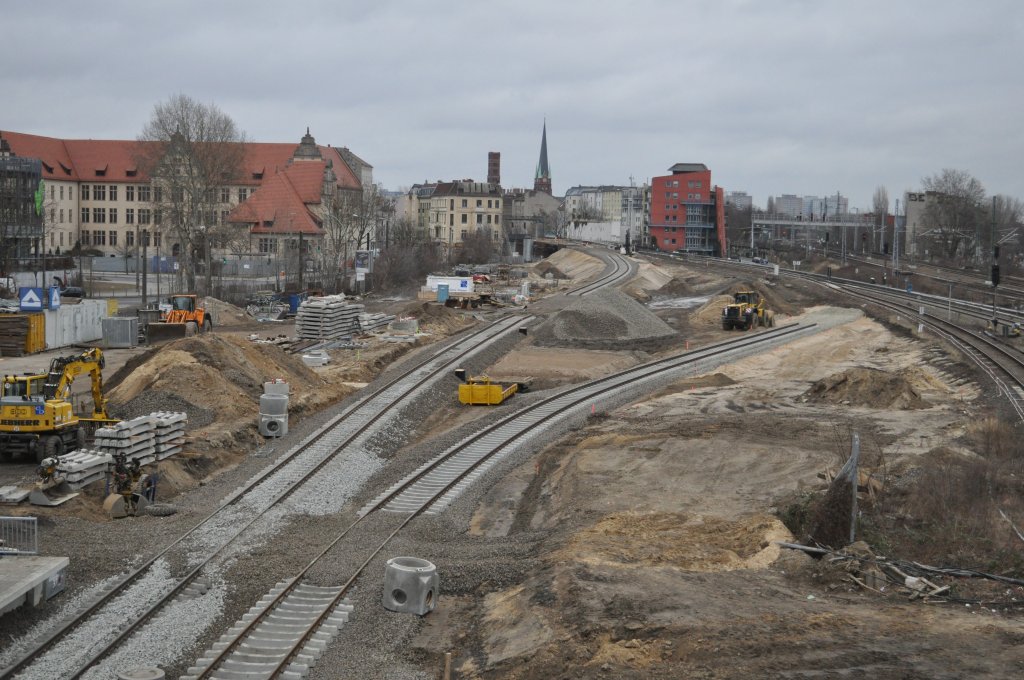 Wir schreiben das Jahr 2013-03-03.Die Ostseite des neuen Gleisbereiches Ostkreuz 2016 lt noch viele Fragen offen, wo will hier wer hin?und wie oft verndert sich dieses Bild noch bis zum Endzustand.Auch die ehemalige  Ostbahn  bekommt einen Bahnsteig fr die Zge Richtung Polen.