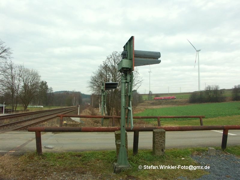 Wir sehen hier nicht nur einen B und auch zwei Strecken, nein, auf der Strecke rechts in der Steigung ist auch ein 612 er zu sehen. Fattigau, 30.11.2009. Links Hof - Bamberg, rechts Hof - Marktredwitz....