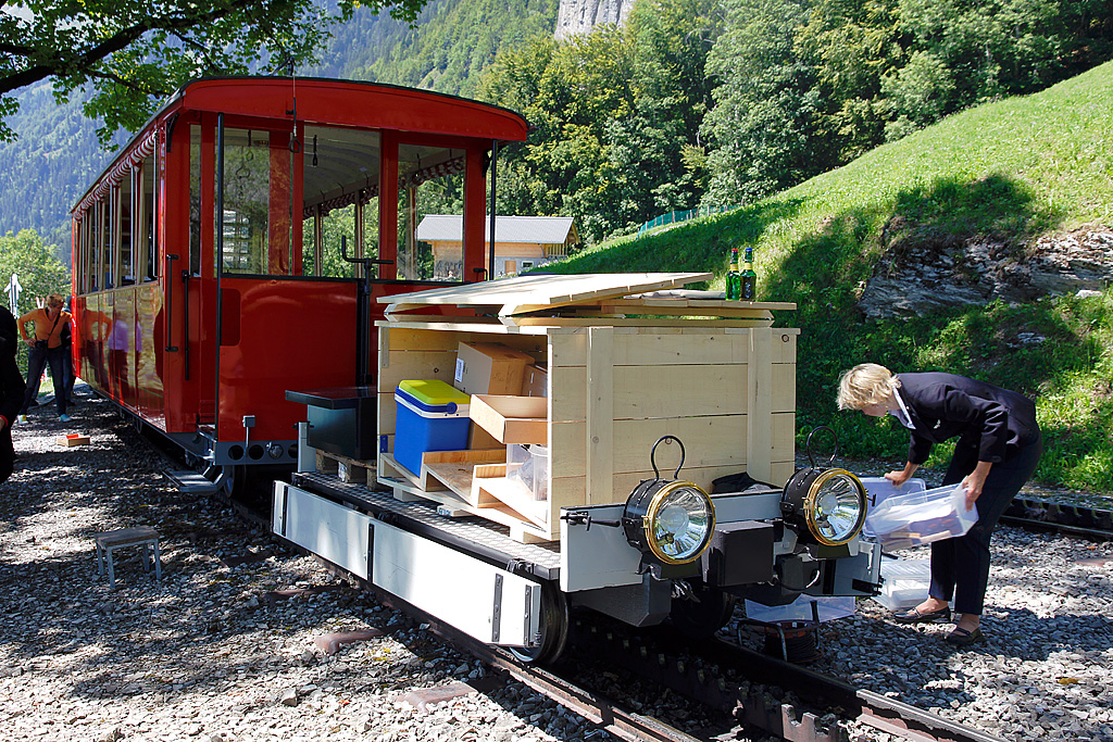 Wir sind bereits wieder in Geldried unten, wo unsere Bedienung Kaffee und Kuchen vorbereitet. Das Innenleben des Containerwagens M3 (Baujahr 1937, ergnzt 2010) ist bei dieser Gelegenheit gut zu sehen. BRB-Prsentationsfahrt mit  Salon Rouge -Wagen, 09. Aug. 2010, 13:51