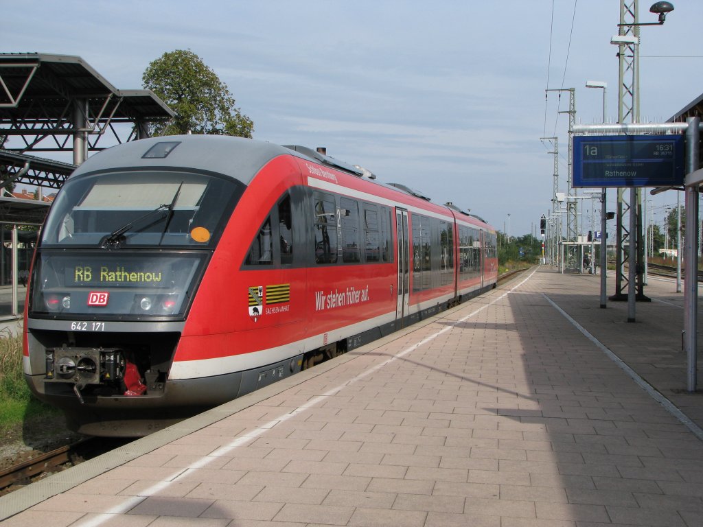  Wir stehen frher auf  so steht es  am Desiro VT 642 171 der Regio DB abfahrbereit am Bahnsteig 1a im Bahnhof von Stendal nach Rathenow am 08.08.2010