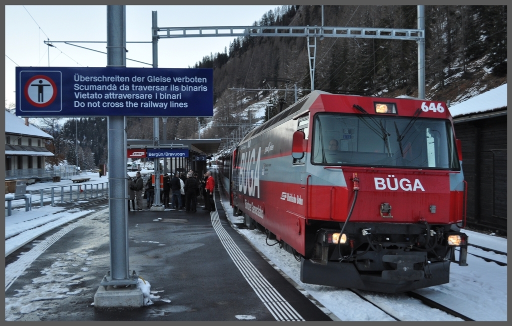 Wir treffen in Bergn ein mit RE1149, gezogen von der Ge 4/4 III 646  Sta.Maria/Val Mstair . Die Eigenwerbung auf der Lok bezieht sich auf unseren Verkaufsschlager, das Bndner Generalabonnement fr einen Monat oder ein Jahr. Interessant fr Besucher der RhB, fr Fr.215.- reist ihr einen ganzen Monat mit der RhB und Postauto durch ganz Graubnden. http://www.rhb.ch/fileadmin/user_upload/Reisen/Ueberblick_Broschueren/Buega_2011.pdf
(11.12.2011)
