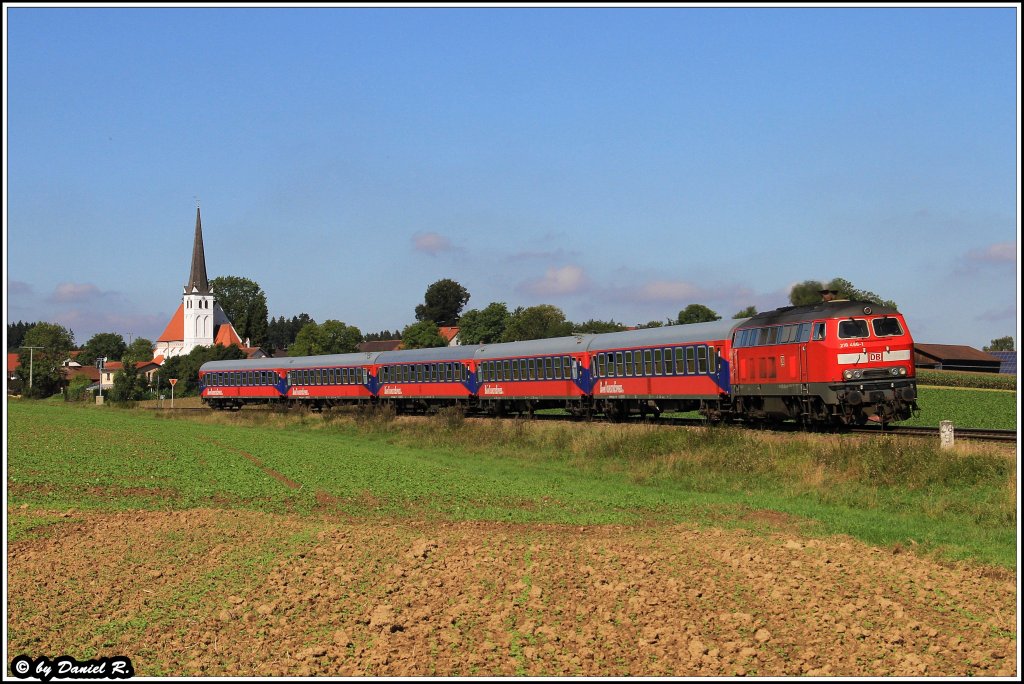 Wir berholten den DZ 2765 und konnten ihn bei wunderbaren Licht nochmal mit einer anderen Lok, nmlich 218 466 ablichten. Der Ort + Kirche im Hintergrund gehren zu Gtzdorf. (10.09.2011, Gtzdorf) (Bild 2/2)