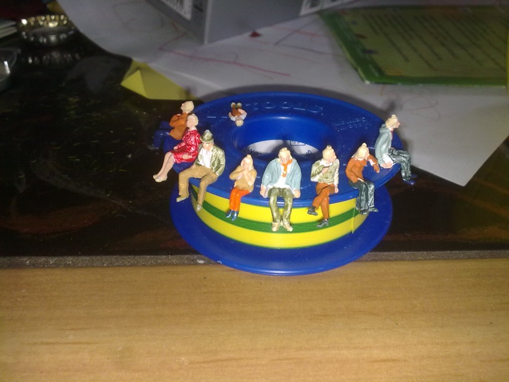 Wir wollen einen Platz, wir wollen einen Platz!!!!!!!!! Preiserlein demonstrieren fr einen Sitzplatz im EuroCity!!!