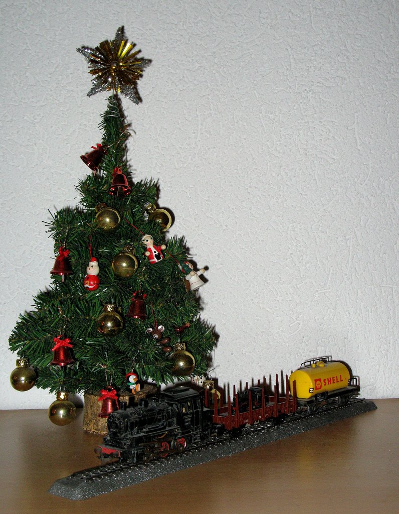 Wir wnschen allen Frohe Weihnachten und ein Gutes Neues Jahr 2010.
Besonders danken wollen wir Thomas und den Admins fr die vielen erfllten Wnsche. 
Gefreut haben wir uns auch ber die zahlreichen persnlichen Kontakte.
Unser Weihnachtswunsch: Das wir alle weiterhin viel Freude an diesem Hobby haben, und auch knftig Vergngen und Entspannung nach einem hektischen Alltag bei Bahnbild.de finden.  
Herzliche Grsse aus Blonay
Stefan und Christine 