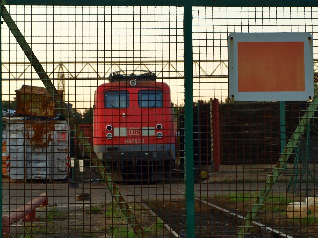 Wird nicht mehr gebraucht und ist hinter Gitter abgestellt, 139 553-2 auf dem Schrottplatz der Firma Theo Steil in Eschweiler Aue. Gesehen am 21.09.2010 durch das Werktor der Firma. 
