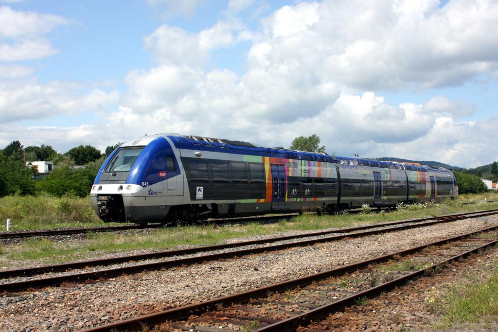 Wissembourg 20.7.2009.
Abfahrt des SNDV Triebwagen X 76646 zur franzsischen Seite.