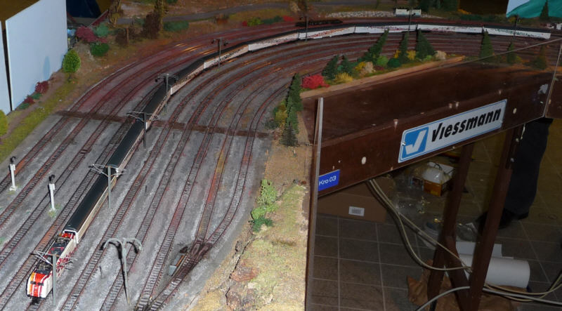 Wissenschaftszug der St. Augustiner Modellbahner whrend der Leipziger Spielwarenmesse 2009. Der Zug besteht aus Lok und 12 Wagen mit Originaldesigne. Der Bahnhof Scharfenberg noch im Originalzustand.